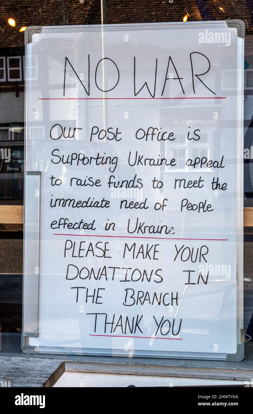 7th mars 2022. Aucun avertissement de guerre dans la boutique du village de Holybourne et la fenêtre du bureau de poste disant qu'ils collectent des dons pour soutenir l'Ukraine après l'invasion par la Russie, le Hampshire, l'Angleterre, le Royaume-Uni. Banque D'Images