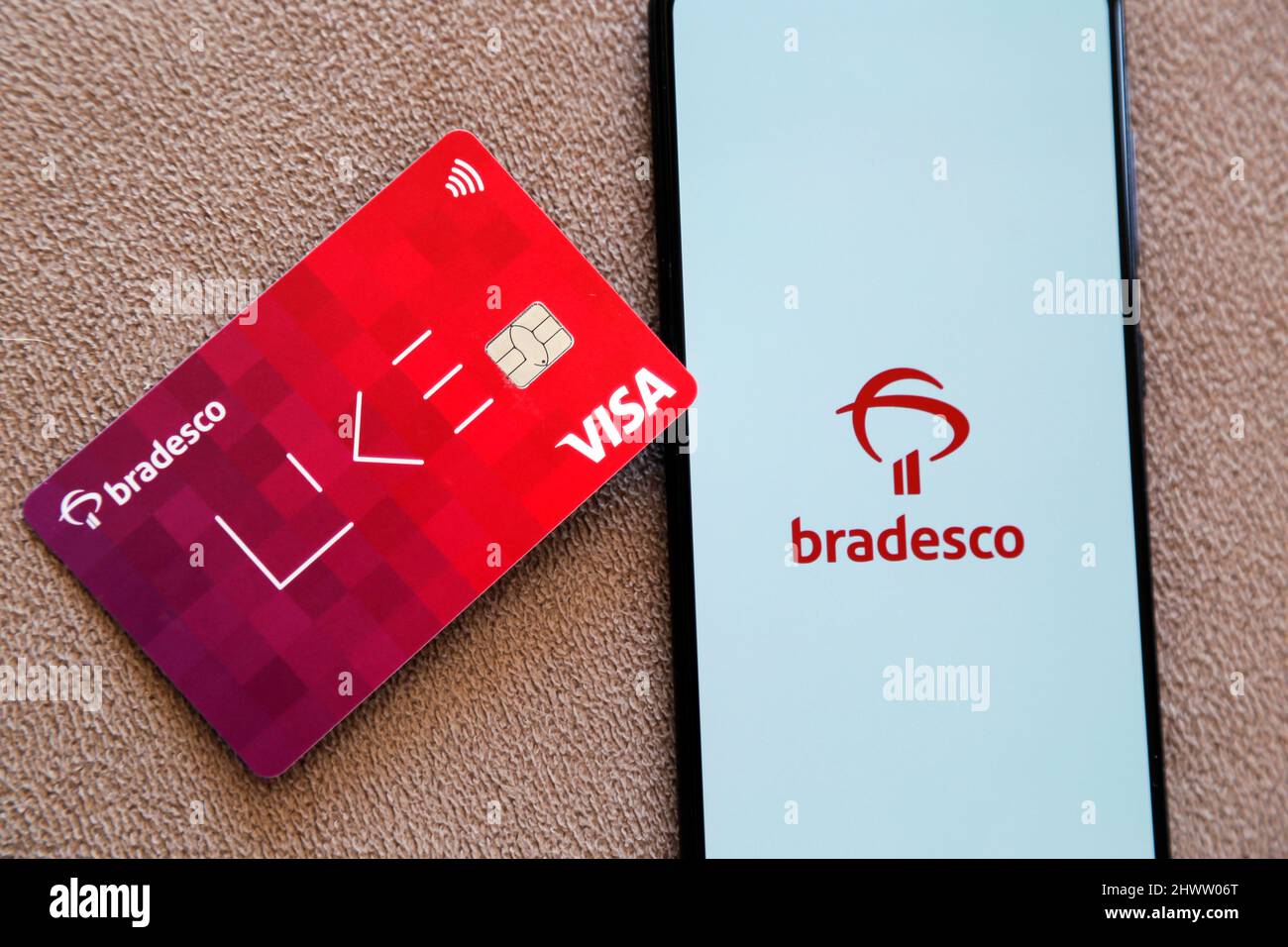 Minas Gerais, Brésil - 1 mars 2022: Affichage de téléphone mobile et carte  de crédit avec Bradesco et Visa. Système de paiement numérique Photo Stock  - Alamy