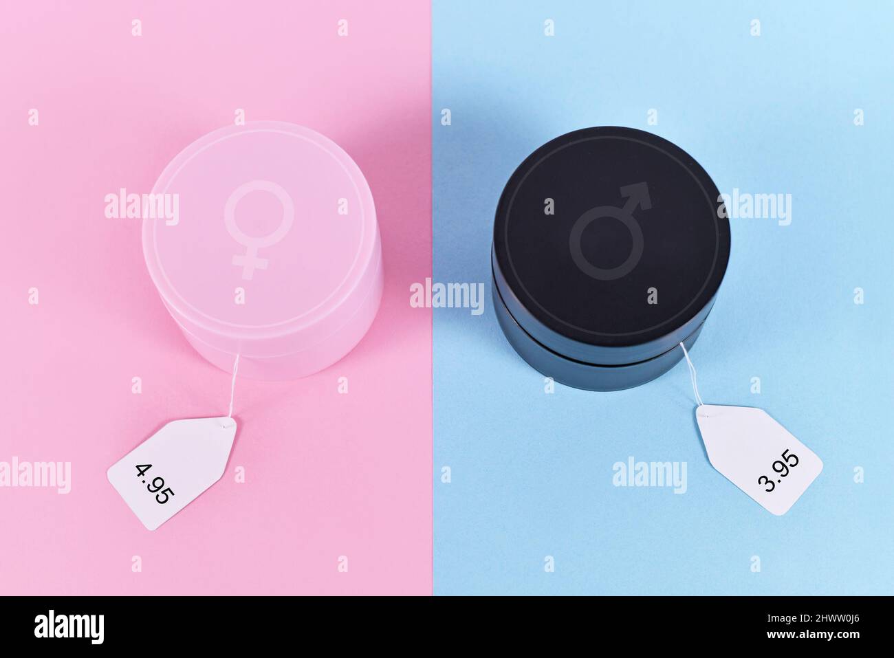 Concept de taxe rose montrant des crèmes faciales roses et noires destinées à des sexes spécifiques avec des étiquettes de prix différentes Banque D'Images