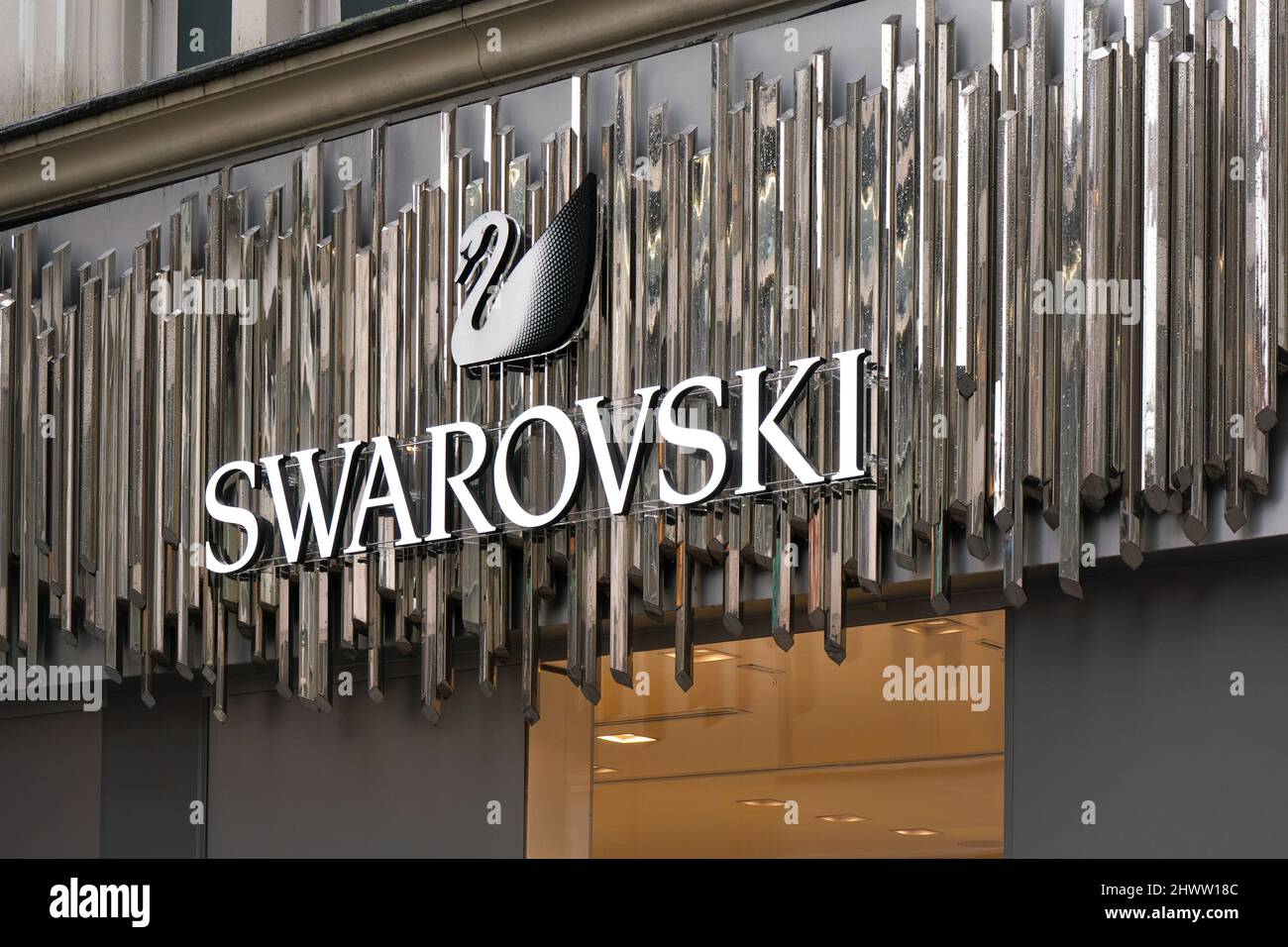Londres, Royaume-Uni - 01 février 2019 : le cygne blanc et le logo de texte sur la boutique Swarovski de leur succursale d'Oxford Street. Il est producteur autrichien de cryst Banque D'Images