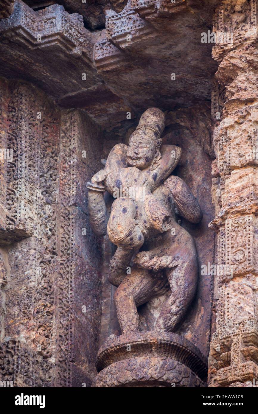 Statues érotiques de couples faisant l'amour dans le complexe du Temple du Soleil de 800 ans, Konark, Inde. Kamasutra postures dans les temples indiens hindous Banque D'Images