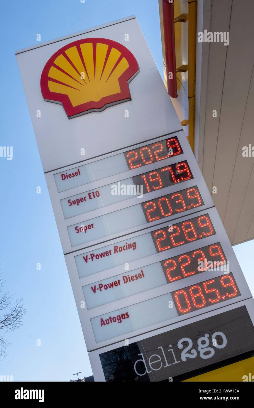 Les prix de l'essence n'ont jamais été plus élevés en Allemagne que ces jours-ci. Prix à la station-service Shell de Cologne Banque D'Images
