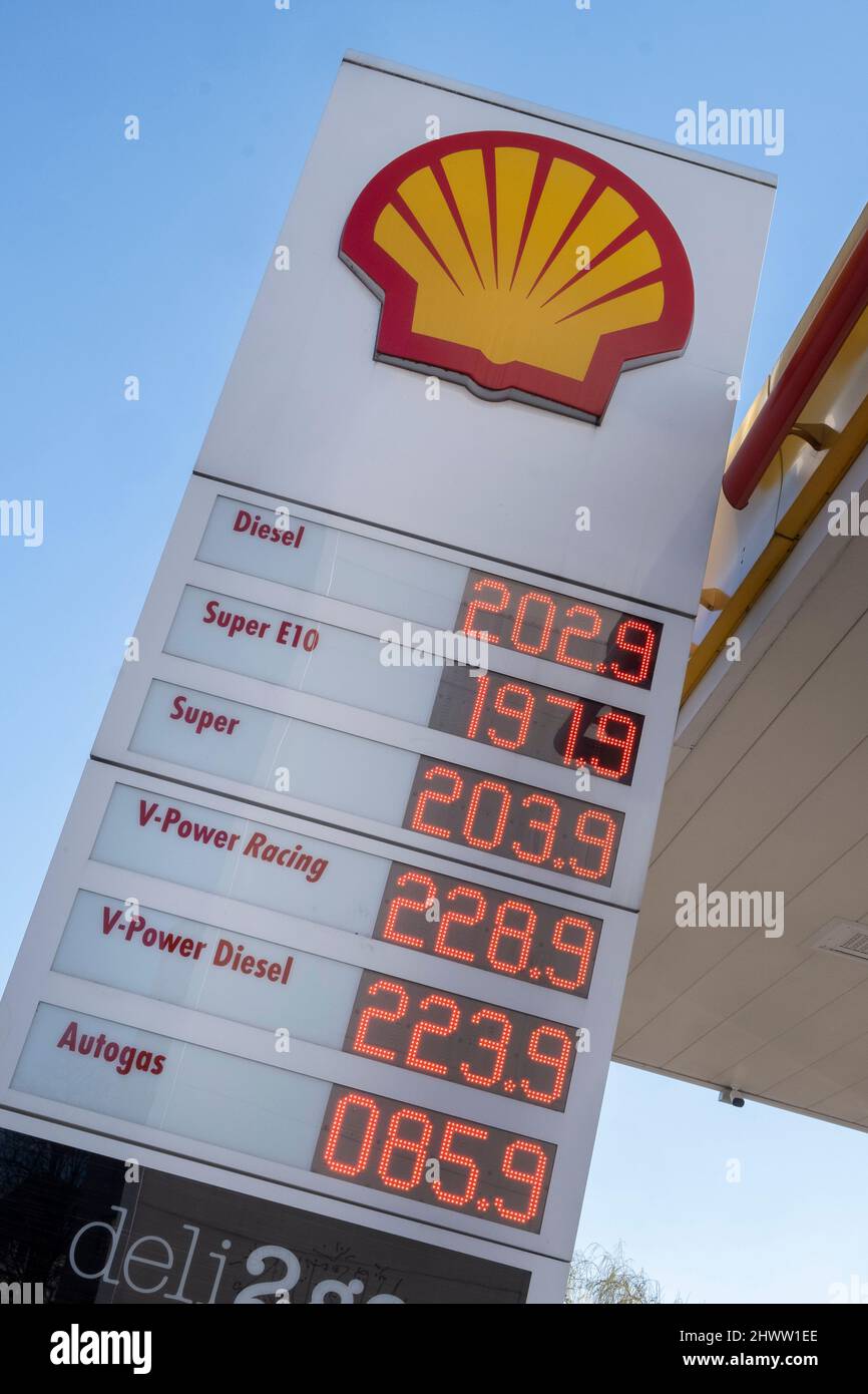 Les prix de l'essence n'ont jamais été plus élevés en Allemagne que ces jours-ci. Prix à la station-service Shell de Cologne Banque D'Images