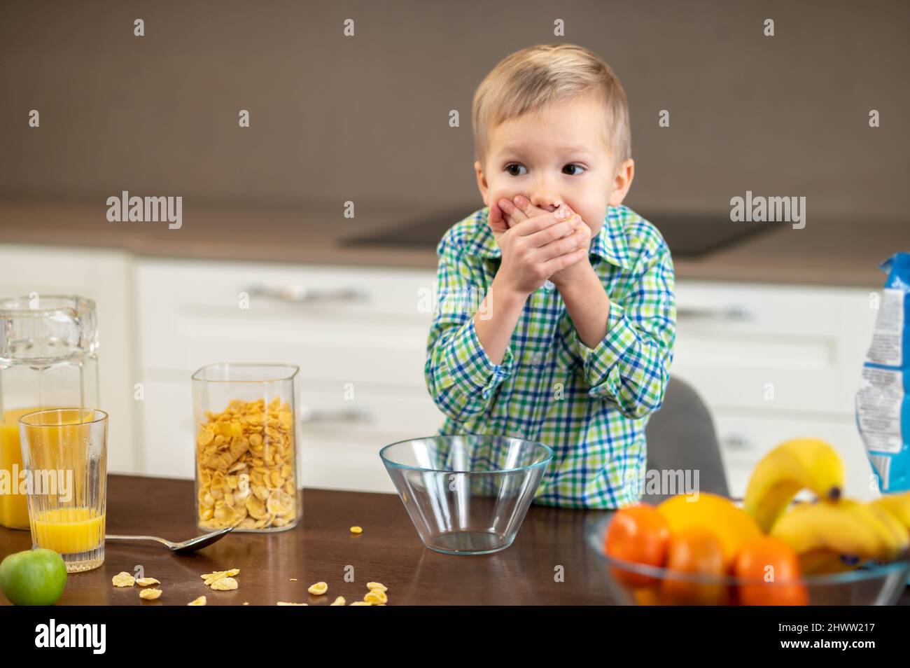 Un petit garçon effrayé montrant son aversion à la nourriture Banque D'Images