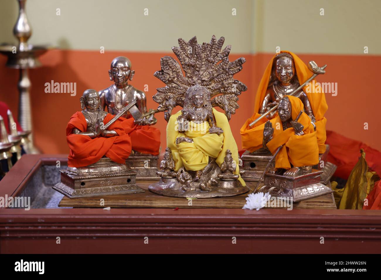 Dublin, Californie , États-Unis, 7th mars 2022 : Kanchi Shankaracharya (à droite) Shri Ramanuja (à gauche) Seigneur Dhakshinamurthy (Dieu de la sagesse au centre) pendant Maha Shivaratri 2022. Shivaratri est un grand festival de convergence de Shiva et Shakti. Chaturdashi Tithi pendant Krishna Paksha en mois de Magha est connu Maha Sivarathri. Célébration de Maha Sivarathri au Temple Hanuman de Dublin en Californie : Seshadri SUKUMAR Banque D'Images