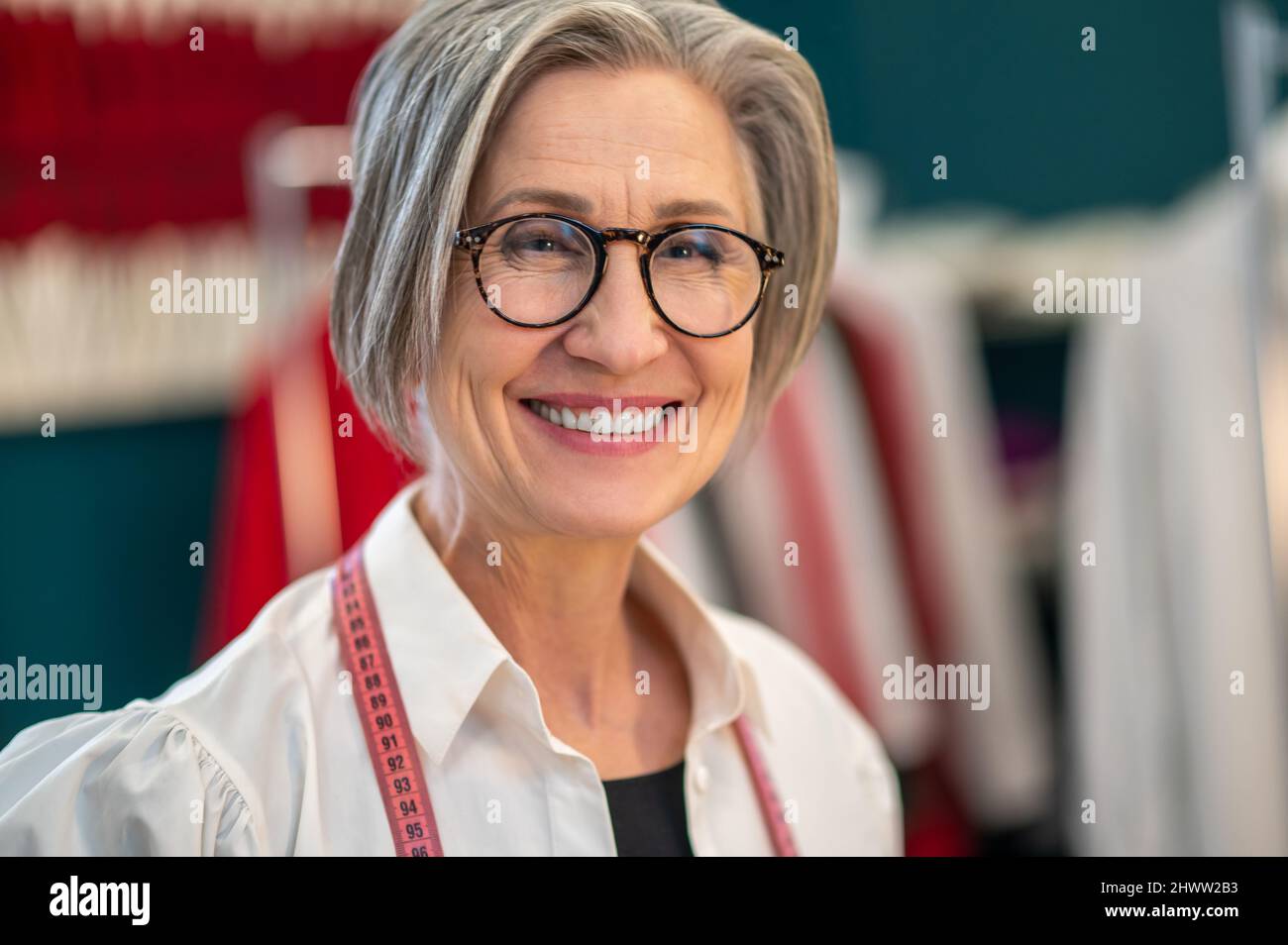 Gros plan d'une femme souriante en lunettes Banque D'Images