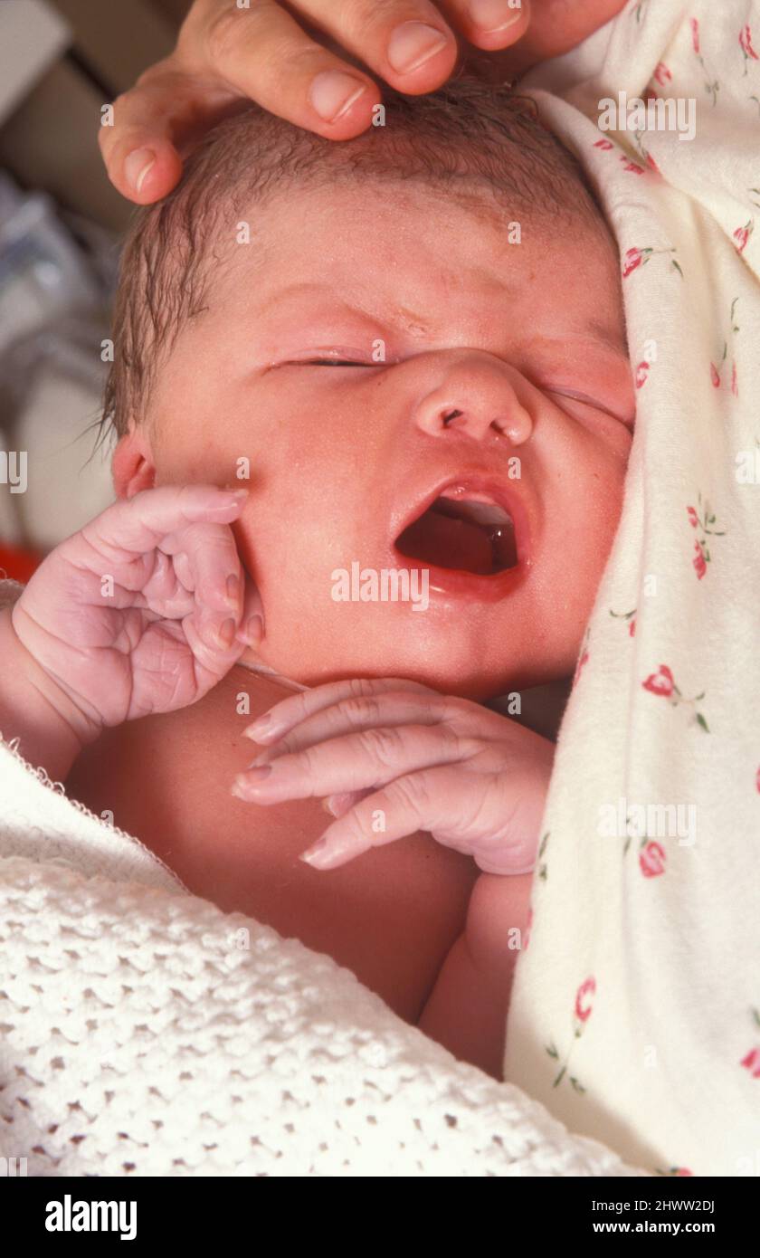 bébé nouveau-né livré dans les bras des mères Banque D'Images