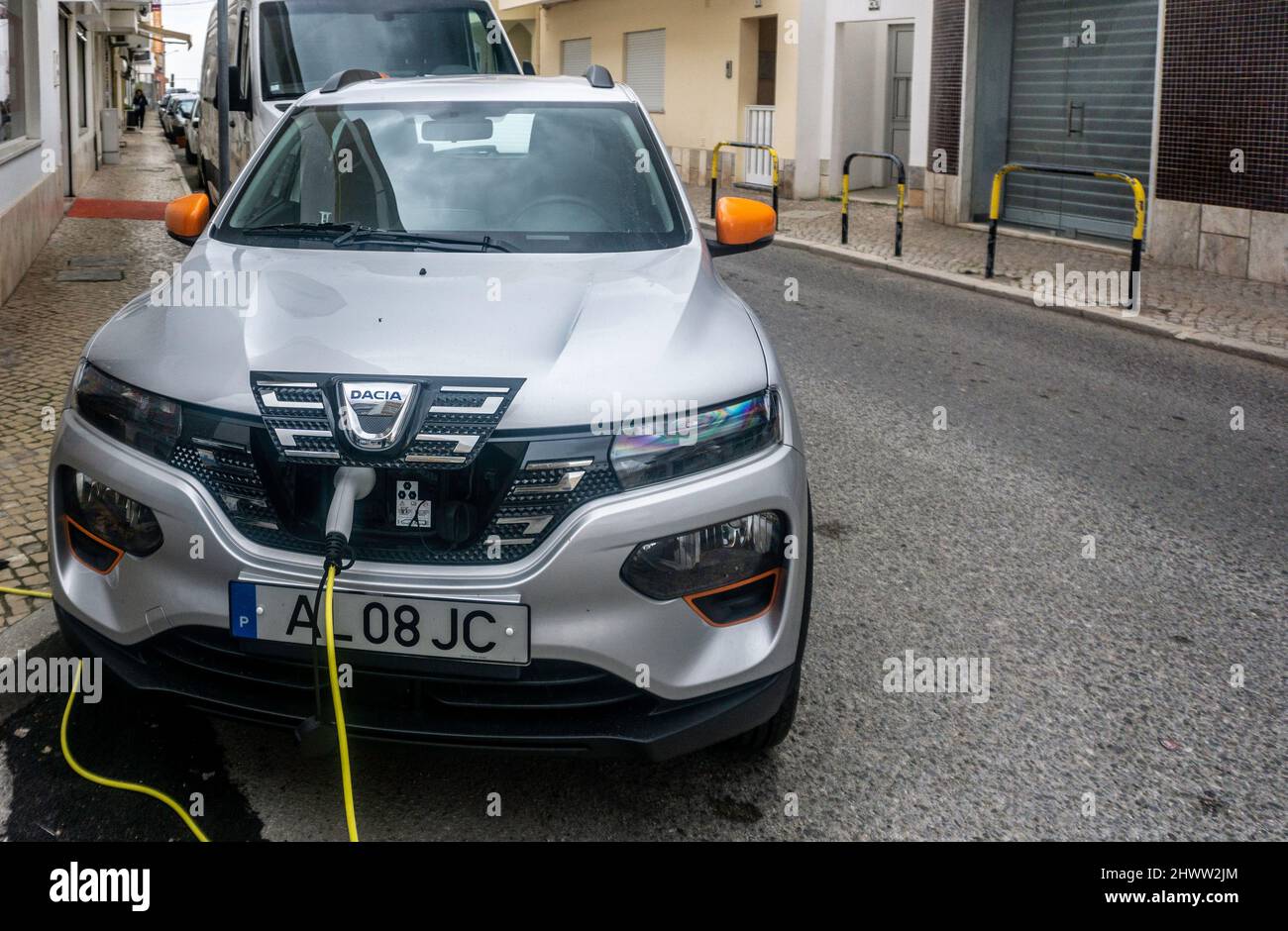 Un chargement de véhicule électrique Dacia Spring à Quarteira, Portugal. Banque D'Images