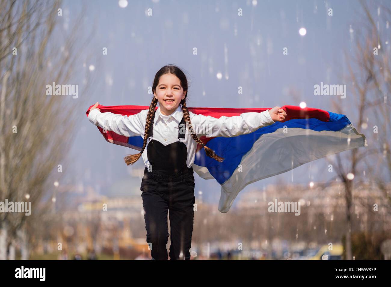 Bonne fille ukrainienne qui court dans le parc et qui agite le drapeau national jaune et bleu. Concept d'amour pour l'Ukraine. Indépendance, drapeau, jour de la Constitution Banque D'Images