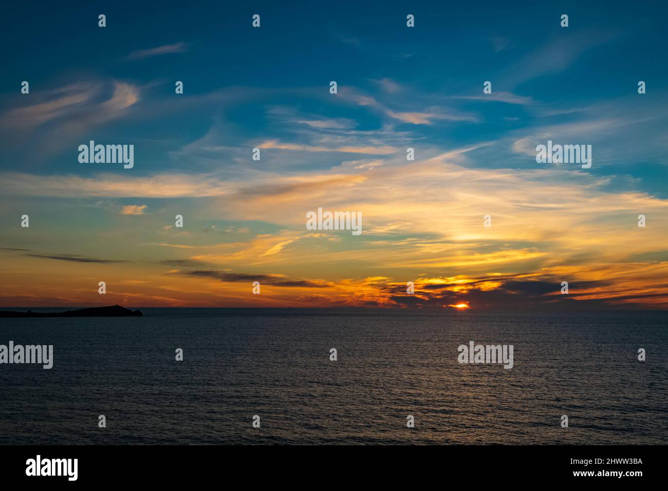 Coucher de soleil nuageux et océan calme Banque D'Images