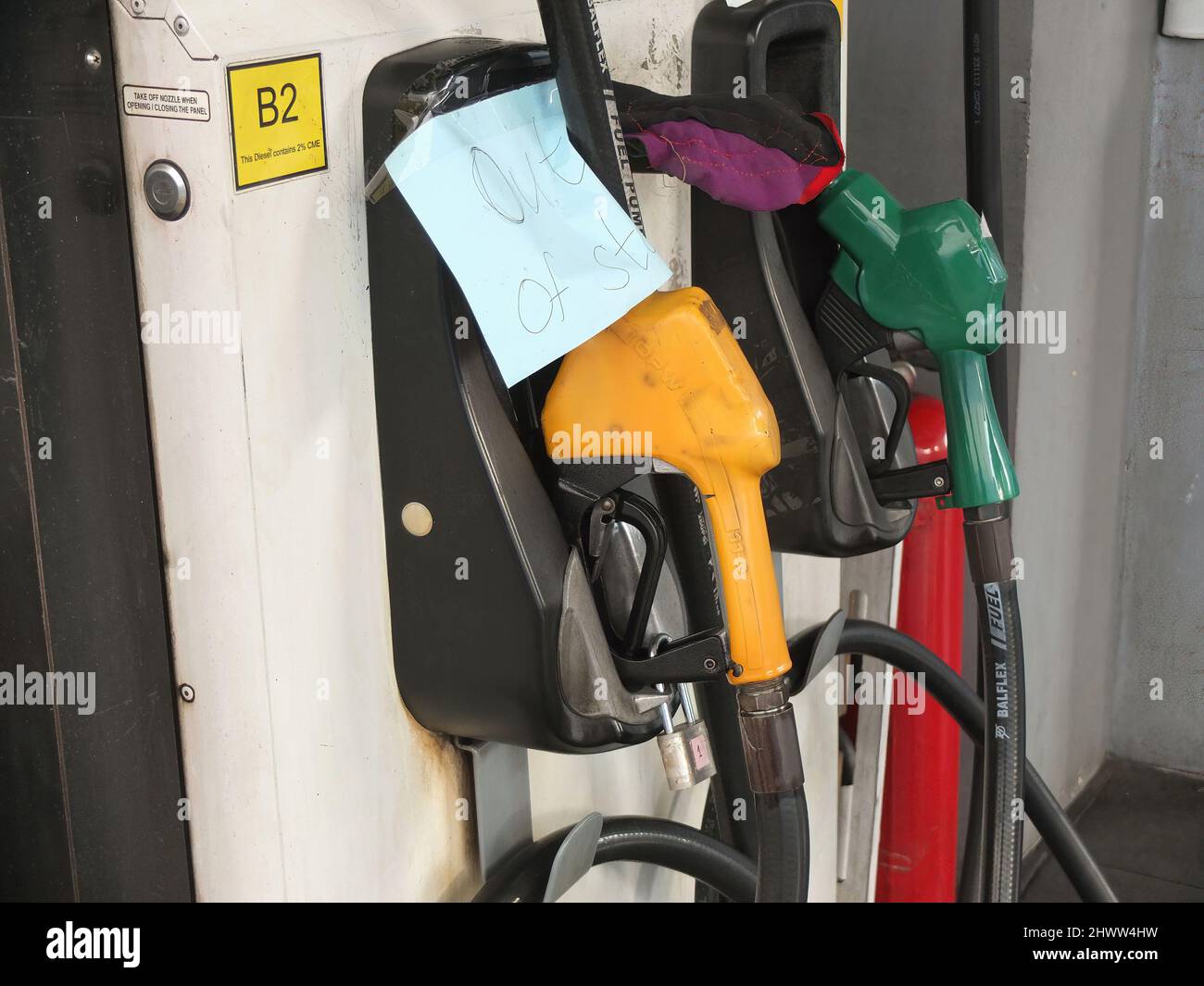 Caloocan, Philippines. 7th mars 2022. Les pompes à gaz sont fixées au distributeur de carburant.les Philippines connaissent une flambée des prix du pétrole et d'autres produits combustibles dans le conflit entre la Russie et l'Ukraine. Le ministère de l'énergie avertit le public de se préparer à une augmentation du coût du carburant dans les jours à venir, et il a déclaré que cette répercussion sur les prix se produit non seulement aux Philippines, mais aussi dans d'autres parties du monde. Le Gouvernement philippin prépare un plan d'urgence pour subventionner les coûts du carburant pour le secteur des transports publics, les agriculteurs et les pêcheurs. (Credit image: © Josefiel Rivera/SOPA Images via ZUMA Pre Banque D'Images