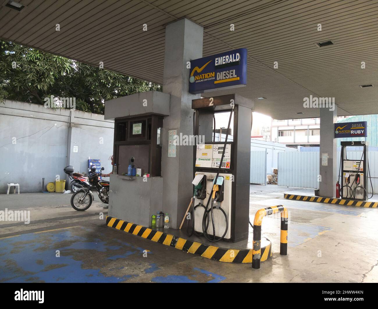 Caloocan, Philippines. 7th mars 2022. Vue complète de la station-service.les Philippines connaissent une flambée des prix du pétrole et d'autres produits combustibles dans le conflit entre la Russie et l'Ukraine. Le ministère de l'énergie avertit le public de se préparer à une augmentation du coût du carburant dans les jours à venir, et il a déclaré que cette répercussion sur les prix se produit non seulement aux Philippines, mais aussi dans d'autres parties du monde. Le Gouvernement philippin prépare un plan d'urgence pour subventionner les coûts du carburant pour le secteur des transports publics, les agriculteurs et les pêcheurs. (Credit image: © Josefiel Rivera/SOPA Images via ZUMA Press Banque D'Images