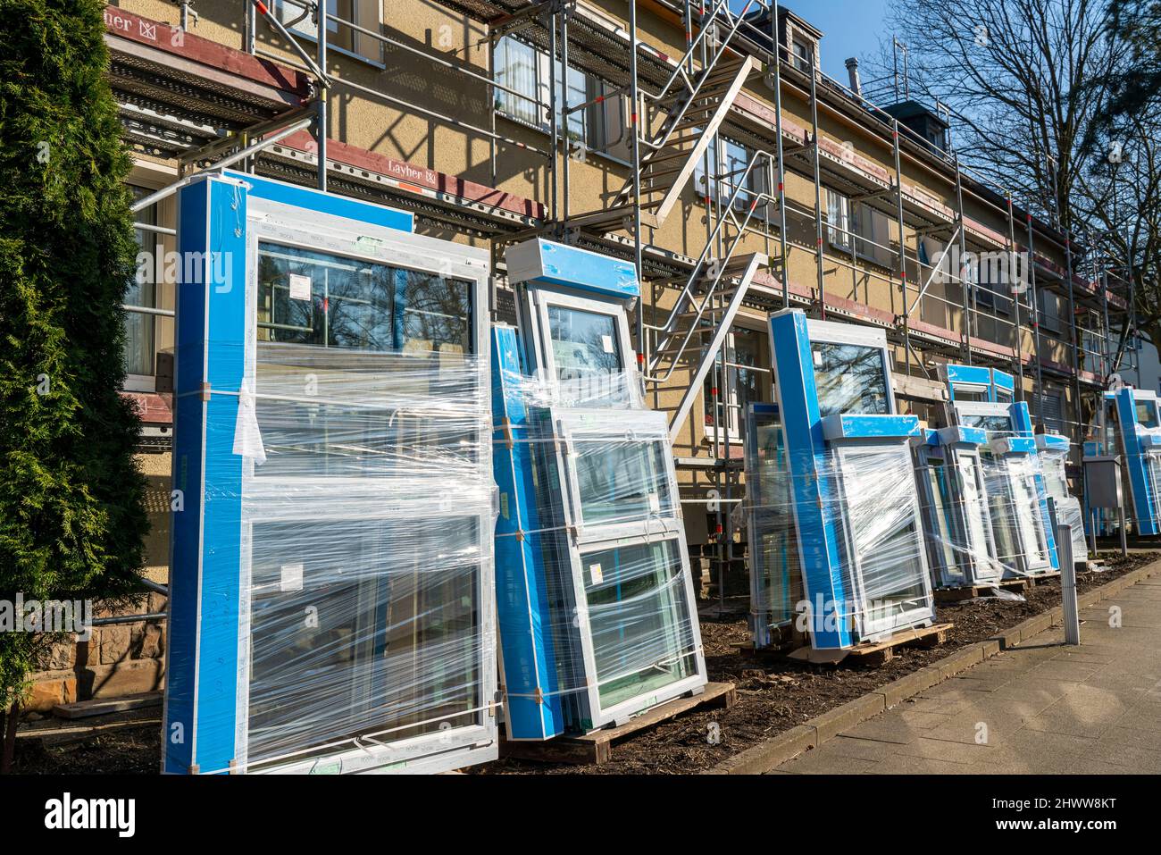Remise à neuf énergétique des bâtiments résidentiels, ancien immeuble d'appartements est échafaudé, obtient l'isolation thermique et de nouvelles fenêtres, Allemagne Banque D'Images