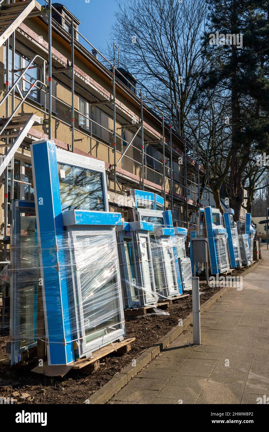 Remise à neuf énergétique des bâtiments résidentiels, ancien immeuble d'appartements est échafaudé, obtient l'isolation thermique et de nouvelles fenêtres, Allemagne Banque D'Images