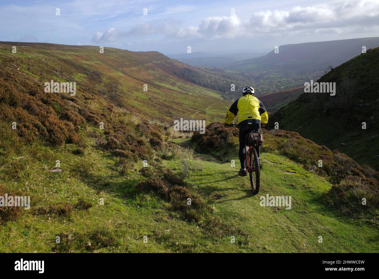 Un motard de montagne commence une belle descente, près du chemin de Dyke d'Offa, près de Hay Bluff, dans les montagnes noires, parc national de Brecon Beacons, pays de Galles. Banque D'Images