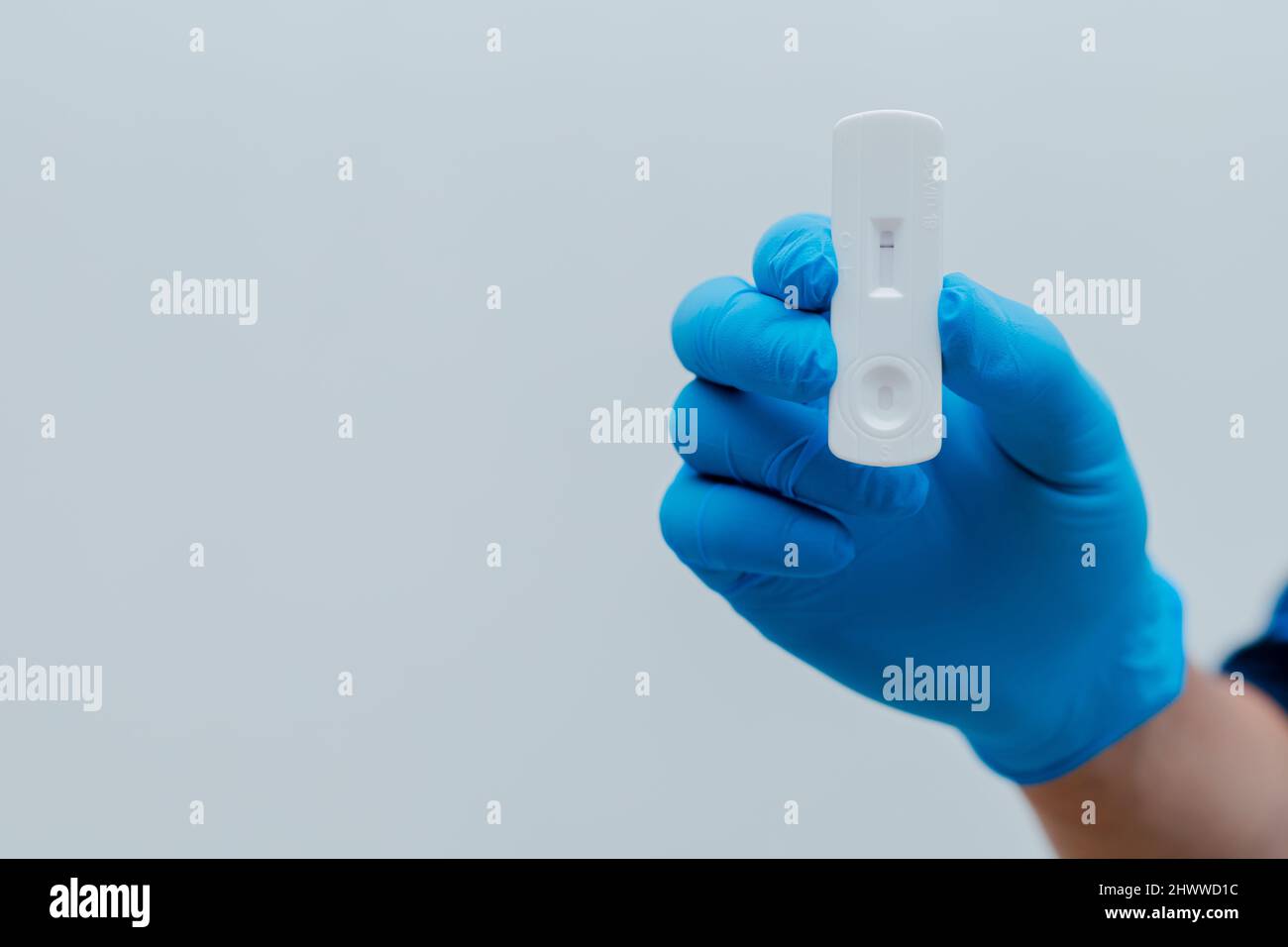 Main propre montrant le résultat du test négatif Covid-19 avec le kit de test rapide de l'antigène COV-2 du SRAS Banque D'Images