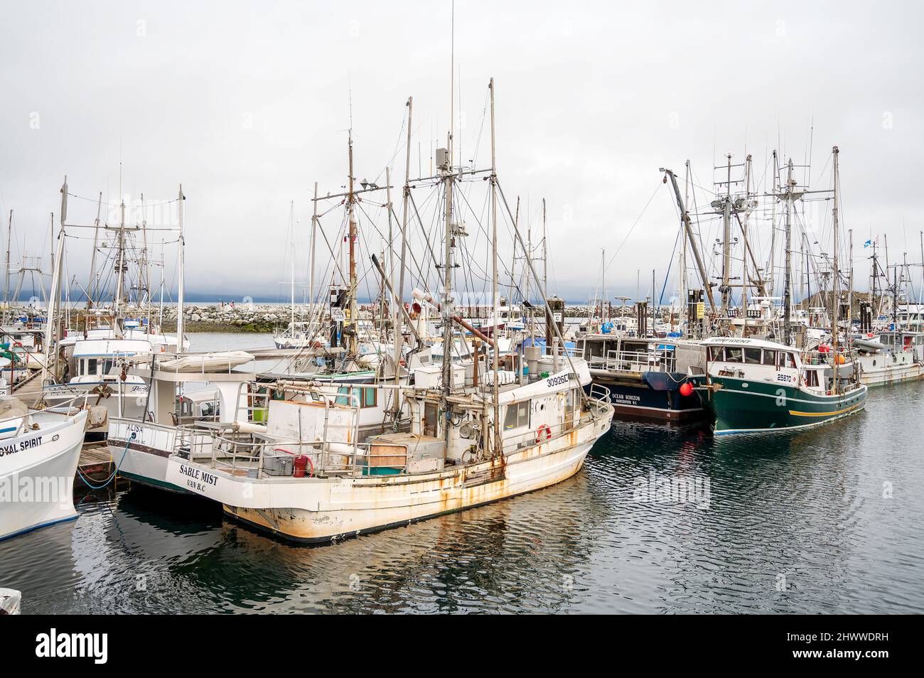 Des bateaux de pêche commerciaux ont été amarrés au port de French Creek, le long de la route de l'île de Vancouver, entre Nanaimo et Courtney, C.-B., Canada. Banque D'Images