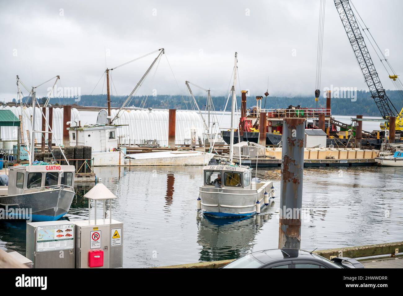 Des bateaux de pêche commerciaux ont été amarrés au port de French Creek, le long de la route de l'île de Vancouver, entre Nanaimo et Courtney, C.-B., Canada. Banque D'Images