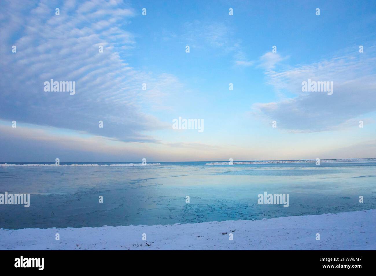 Lac Michigan en hiver depuis South Shore Park, Milwaukee, Wisconsin. Banque D'Images