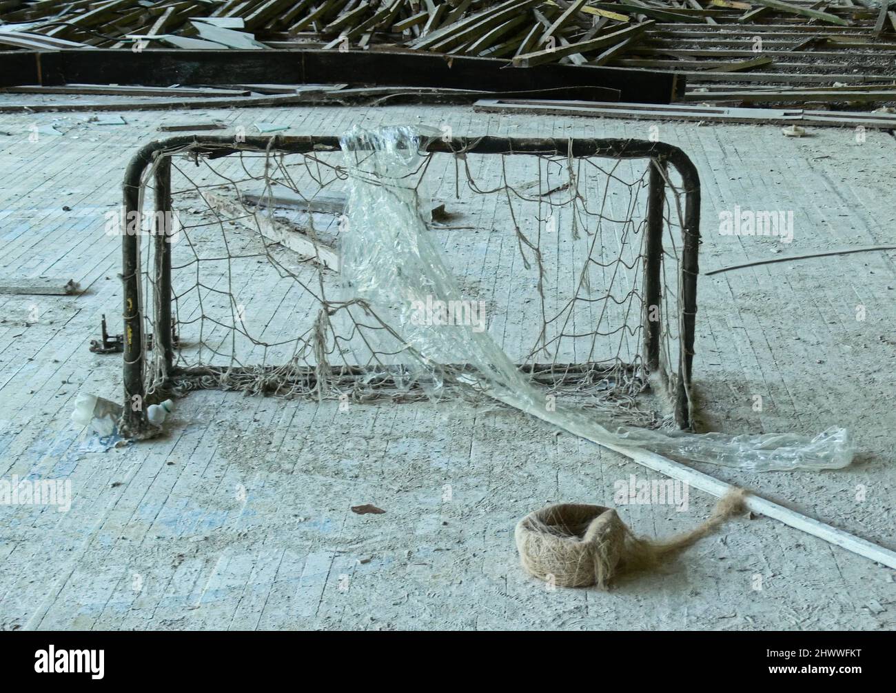 Un regard troublant sur ce qui reste des structures "radioactives" de la ville fantôme de Pripyat où le célèbre accident nucléaire de Tchernobyl a eu lieu Banque D'Images