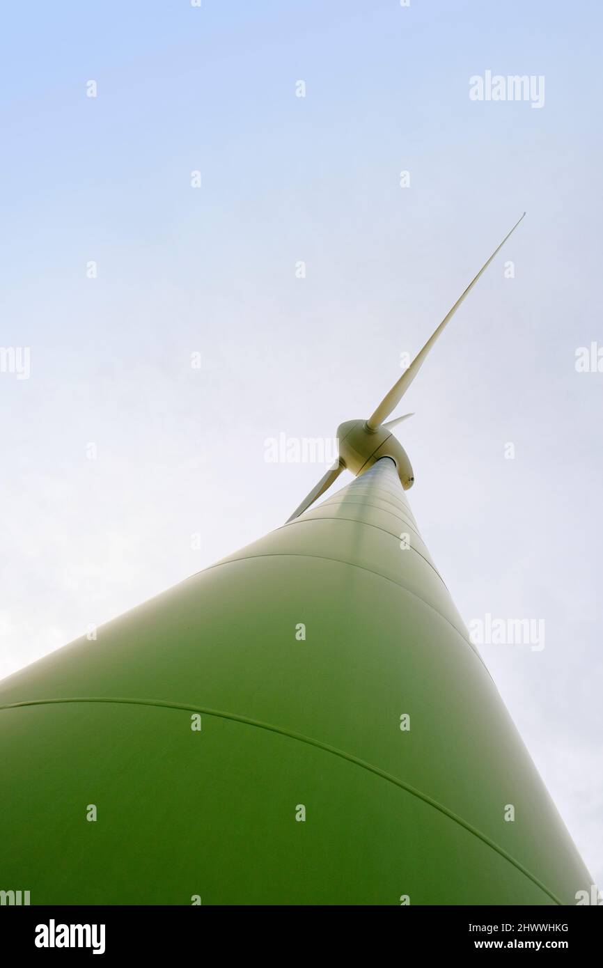 Éoliennes sur fond de ciel.sources d'énergie alternatives. Générateur de vent . Symbole d'énergie éolienne. Symbole d'énergie éolienne naturelle. Banque D'Images