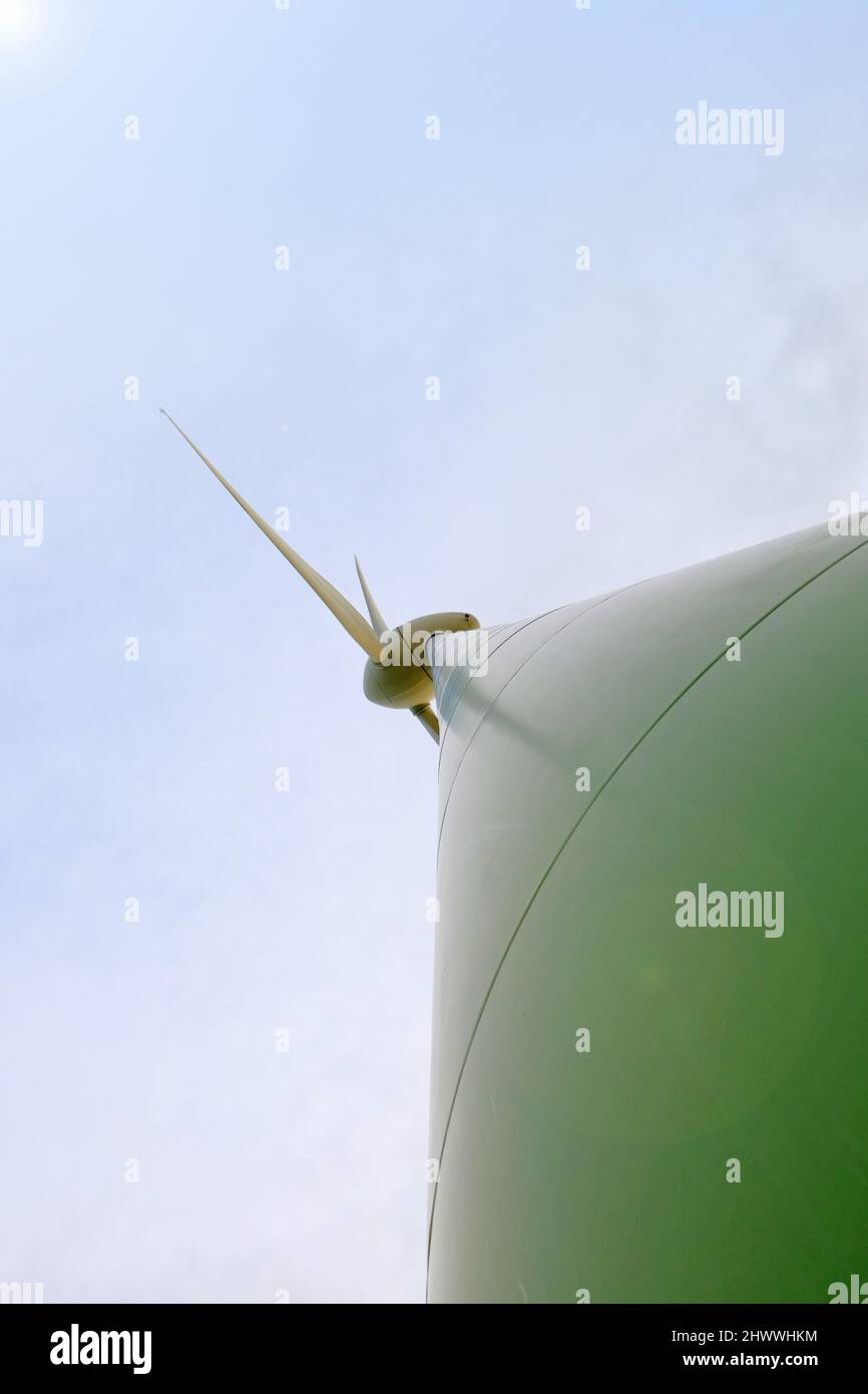 Éoliennes sur fond de ciel.sources d'énergie alternatives. Vue de dessous du générateur de vent. Énergie éolienne. Symbole d'énergie éolienne naturelle. Banque D'Images