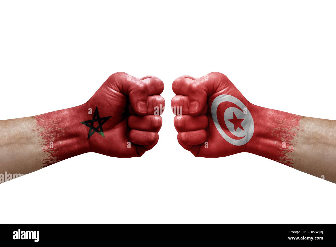 Deux mains poinçonner l'une à l'autre sur fond blanc. Drapeaux de pays peint les poings, le concept de crise de conflit entre le maroc et la tunisie Banque D'Images