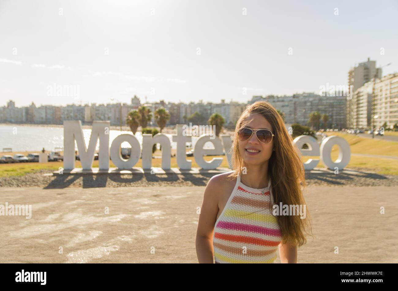 Montevideo, Uruguay - 11 janvier 2022 - la jeune femme débarque sur un site célèbre. Banque D'Images