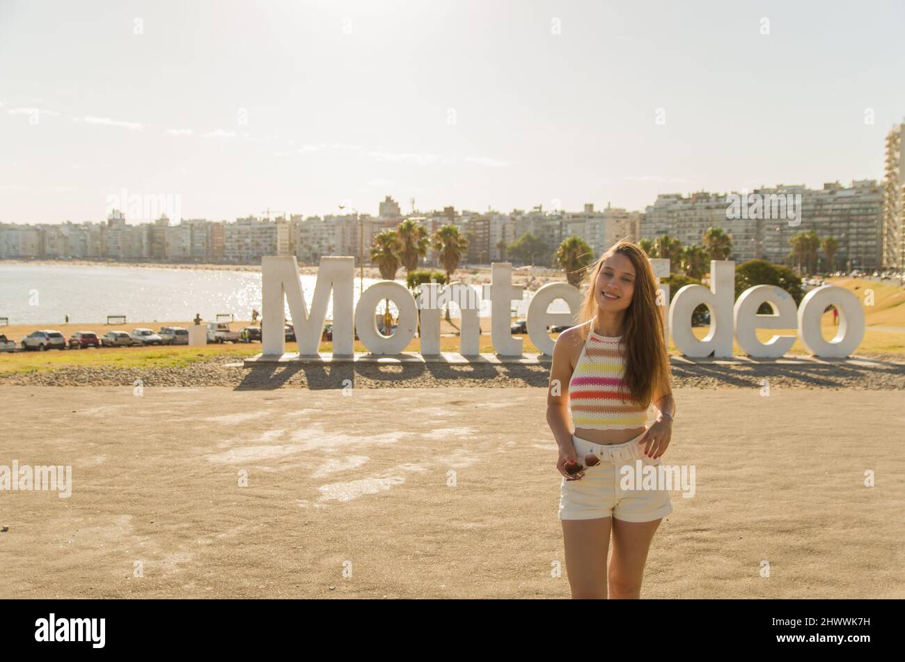 Montevideo, Uruguay - 11 janvier 2022 - la jeune femme débarque sur un site célèbre. Banque D'Images