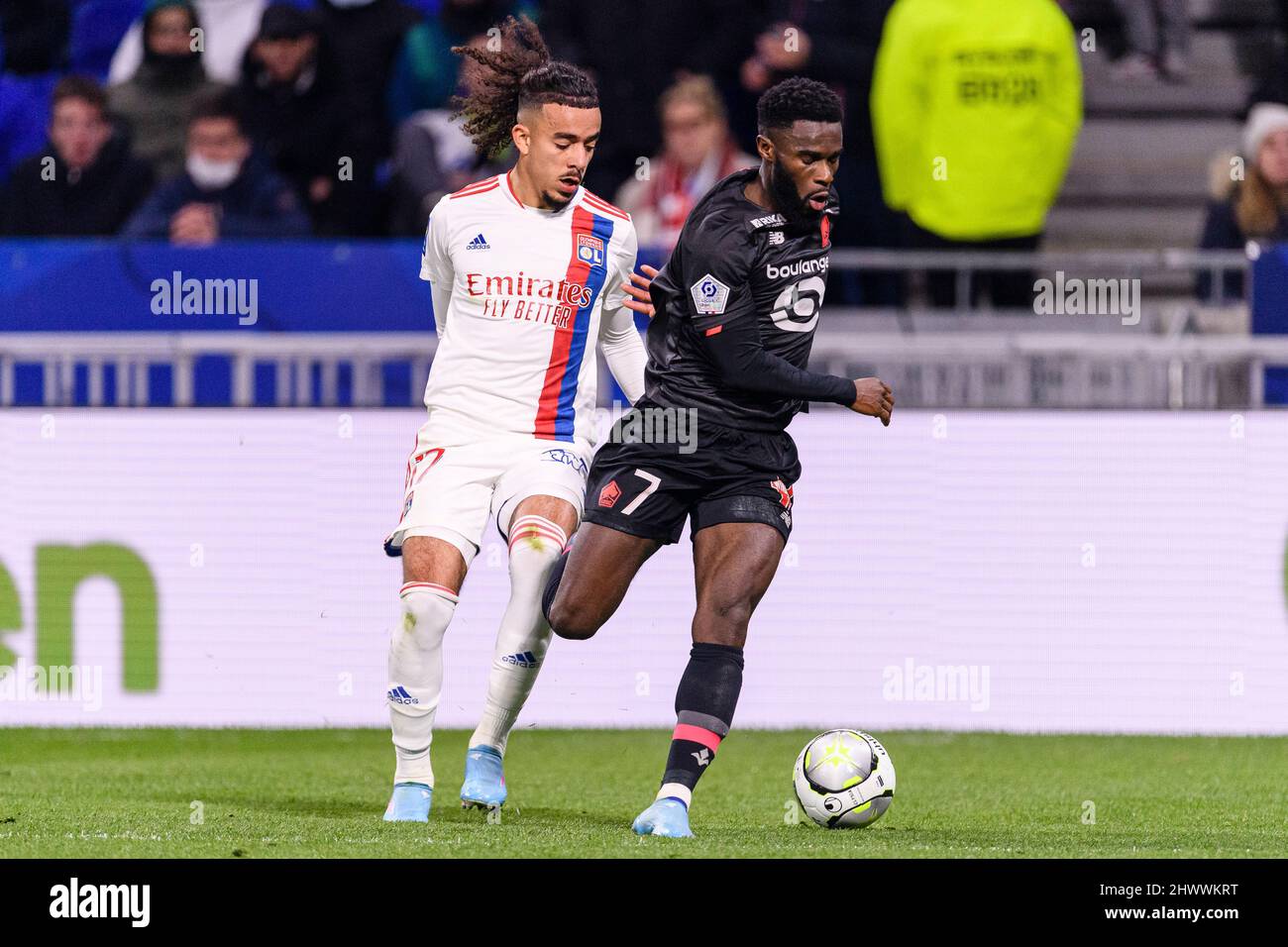 Lyon, France - février 27 : Malo Gusto de Lyon (L) lutte pour le bal avec Jonathan Bamba de Lille (R) lors du match de la Ligue 1 Uber Eats entre Oly Banque D'Images