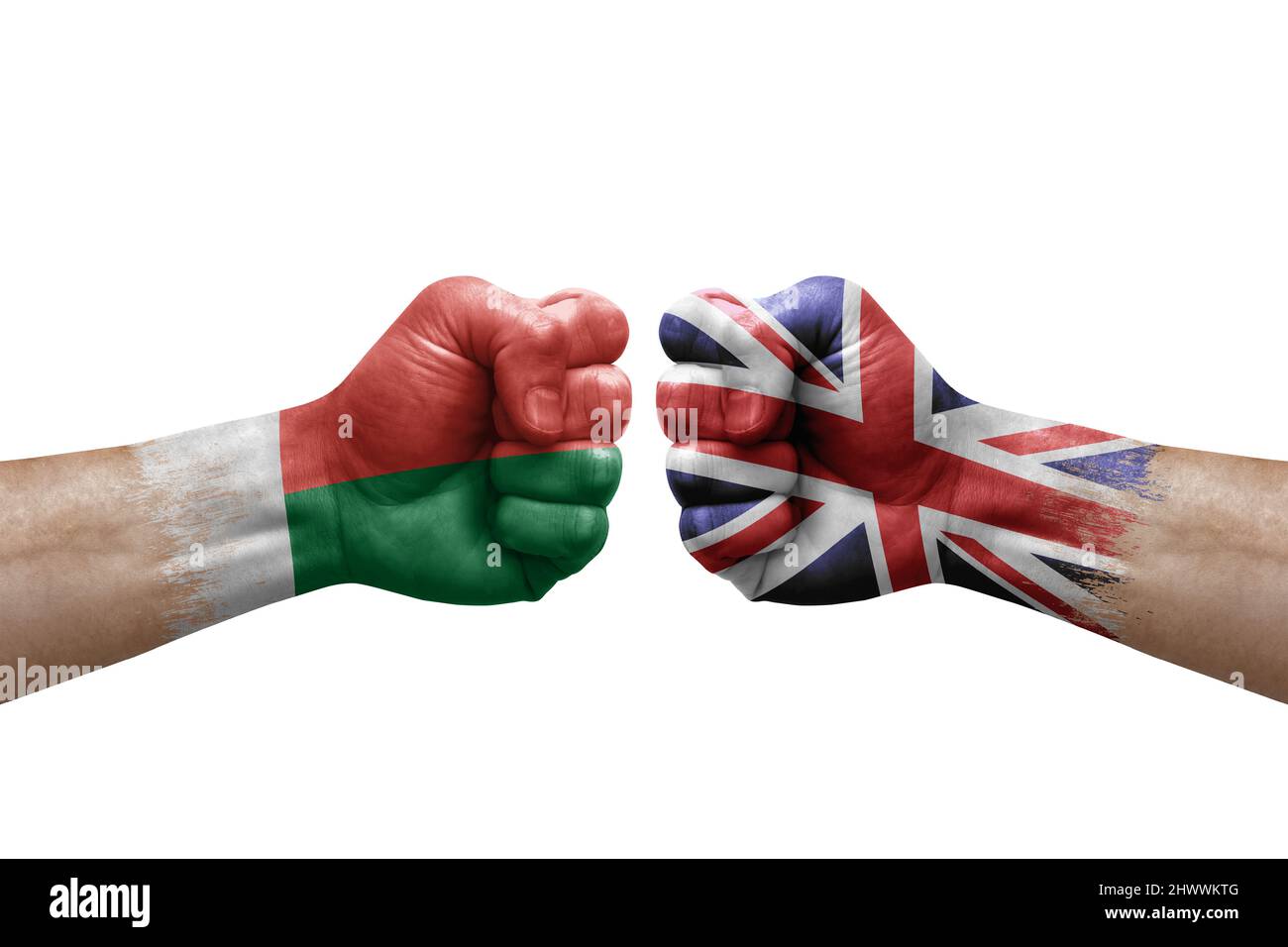 Deux mains poinçonner l'une à l'autre sur fond blanc. Drapeaux de pays peint des poings, conflit concept de crise entre madagascar et le royaume-uni Banque D'Images