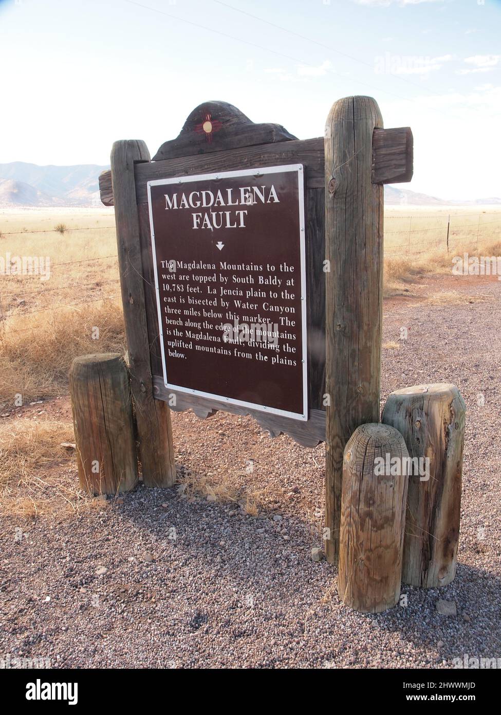 Marqueur de ligne de faille Magdelana le long de l'US 60 dans le comté de Socorro dans l'ouest du Nouveau-Mexique. Banque D'Images