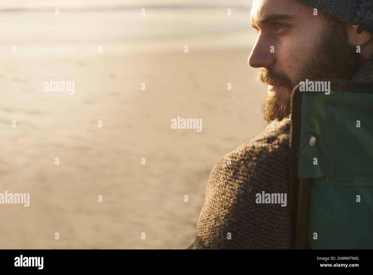 Faire une pause. Vue latérale d'un homme attrayant regardant dans la distance. Banque D'Images