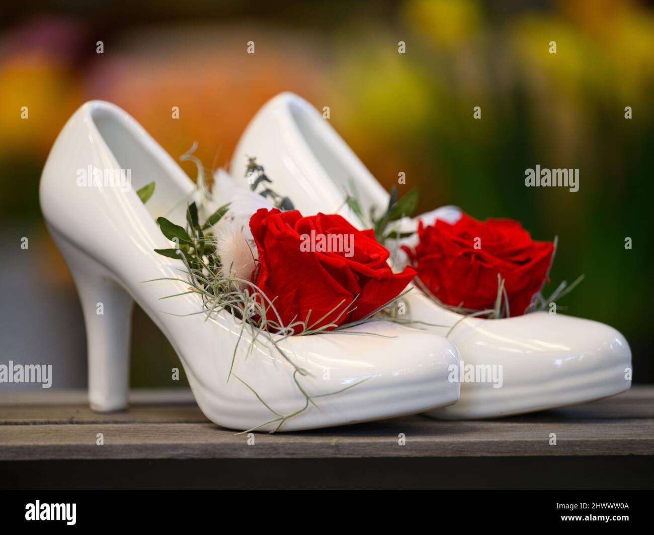 Chaussures à talons hauts pour femmes avec fleurs à l'intérieur Photo Stock  - Alamy