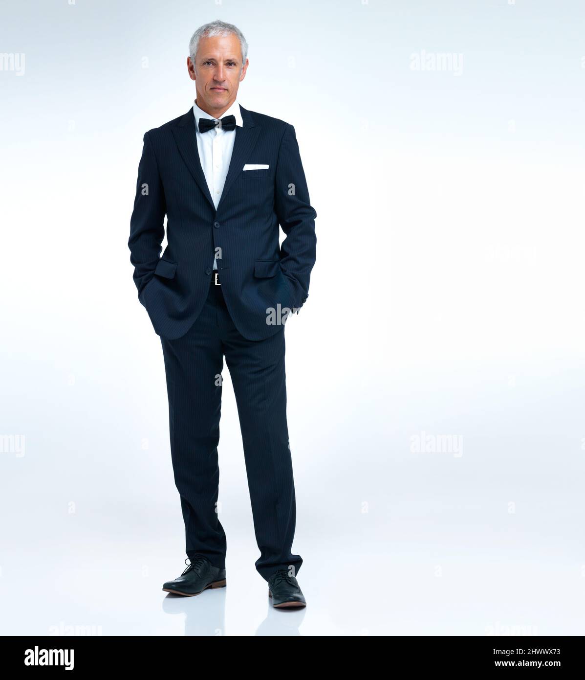 Il nettoie bien. Un studio de photographie d'un homme mûr dans un tuxido. Banque D'Images