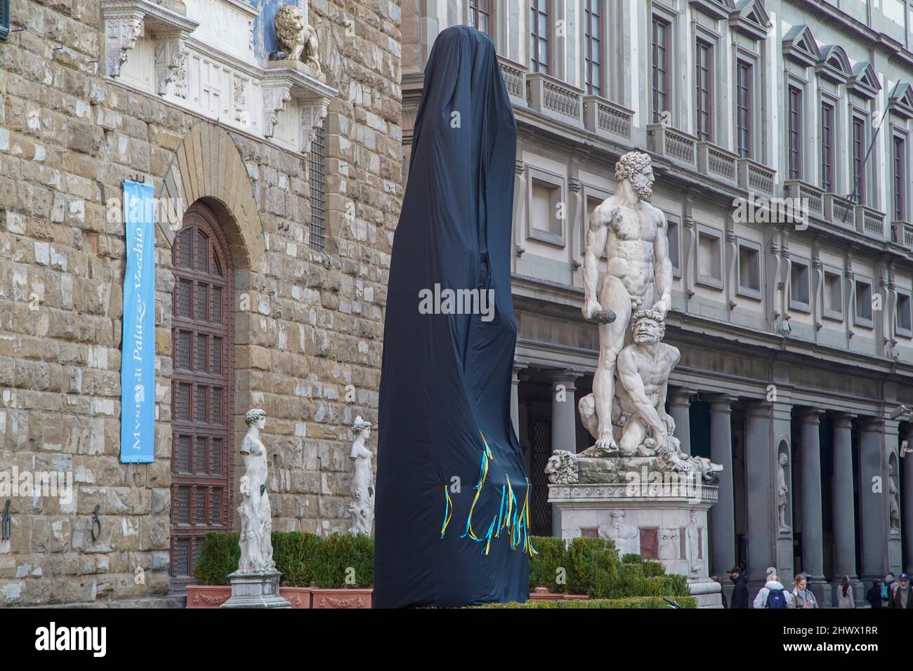 David di Michelangelo Buonarroti Florence Oscurato per la Guerra à Ucraina Banque D'Images