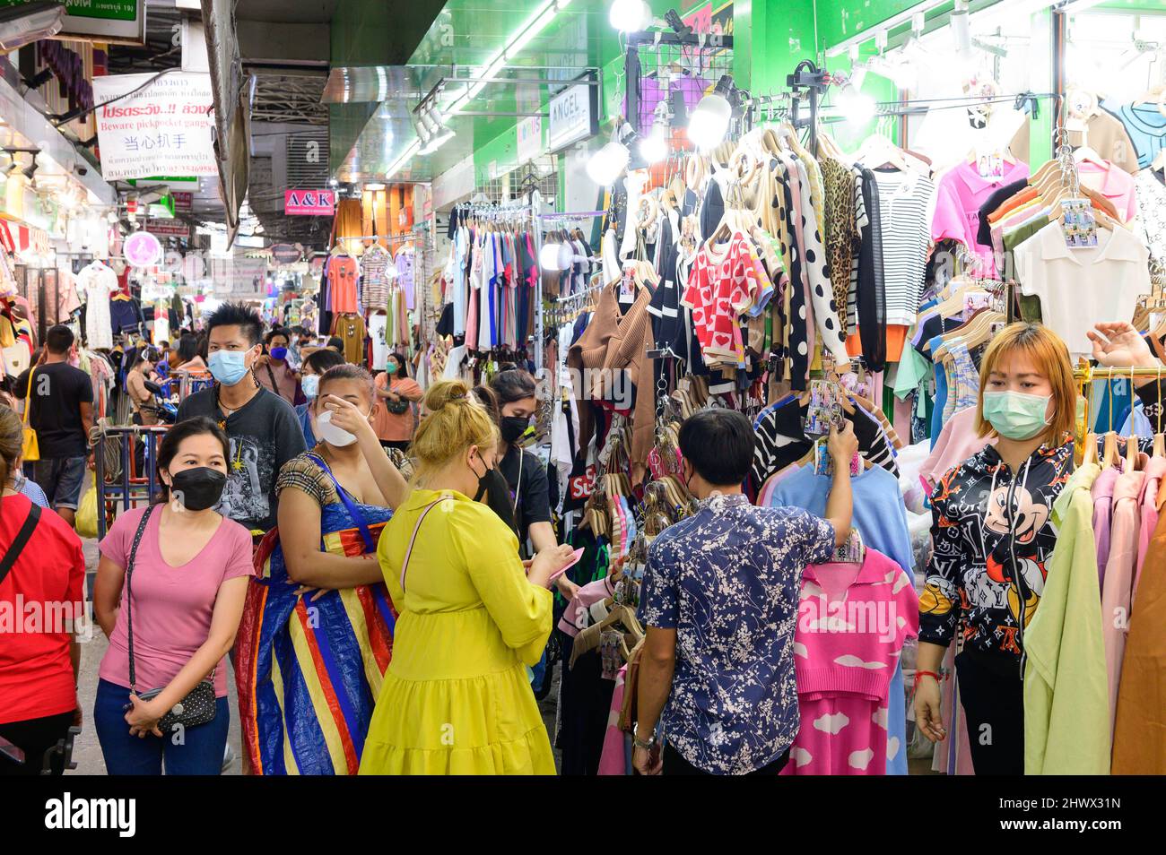 Les gens thaïlandais portent le masque chirurgical shopping vêtements bon marché sur Pratunam Banque D'Images