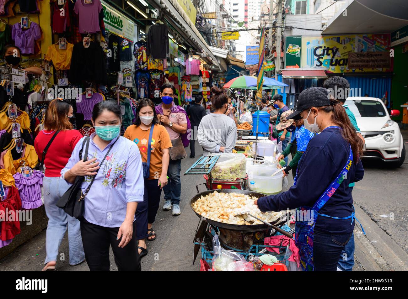 Thaïlandais avec facemask marchant sur le marché de gros sur Pratunam Banque D'Images