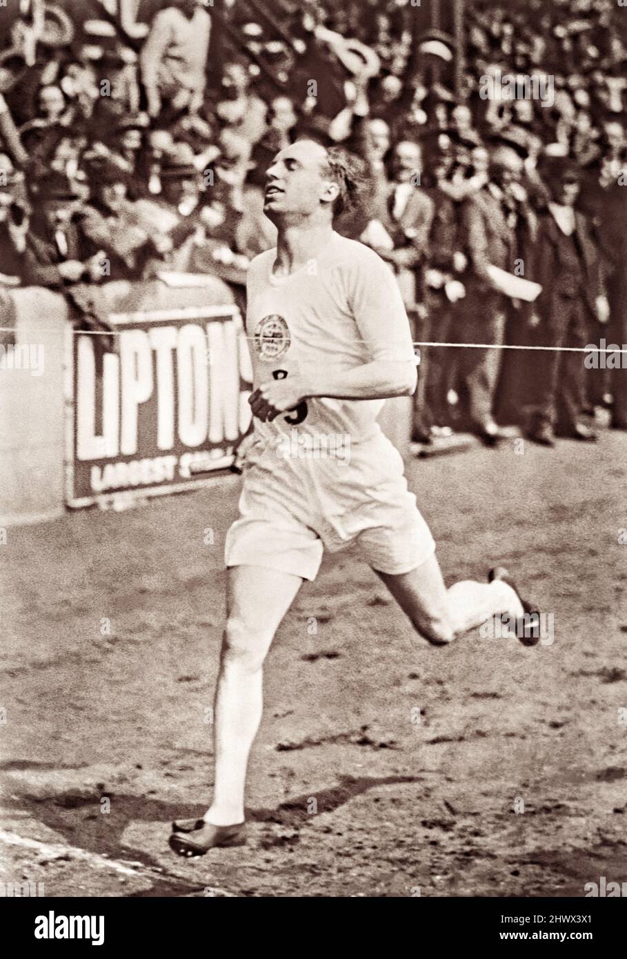 Eric Liddell, athlète olympique écossais, a remporté le relais de 1 miles de l'Empire britannique contre les États-Unis lors de la réunion internationale d'athlétisme qui s'est tenue à Stamford Bridge, Londres, le samedi 19 juillet 1924, après les Jeux Olympiques de Paris. En raison des convictions personnelles de sa foi chrétienne, Liddell a refusé de courir son préféré 100 mètres dans les Jeux Olympiques de 1924 parce que la course a eu lieu un dimanche. Au lieu de cela, il a participé à la course de 400 mètres, qu'il a gagnée. En 1925, Liddell retourne en Chine (où il est né) et y sert de missionnaire jusqu'à sa mort en 1945 dans un camp d'internement civil japonais. Banque D'Images