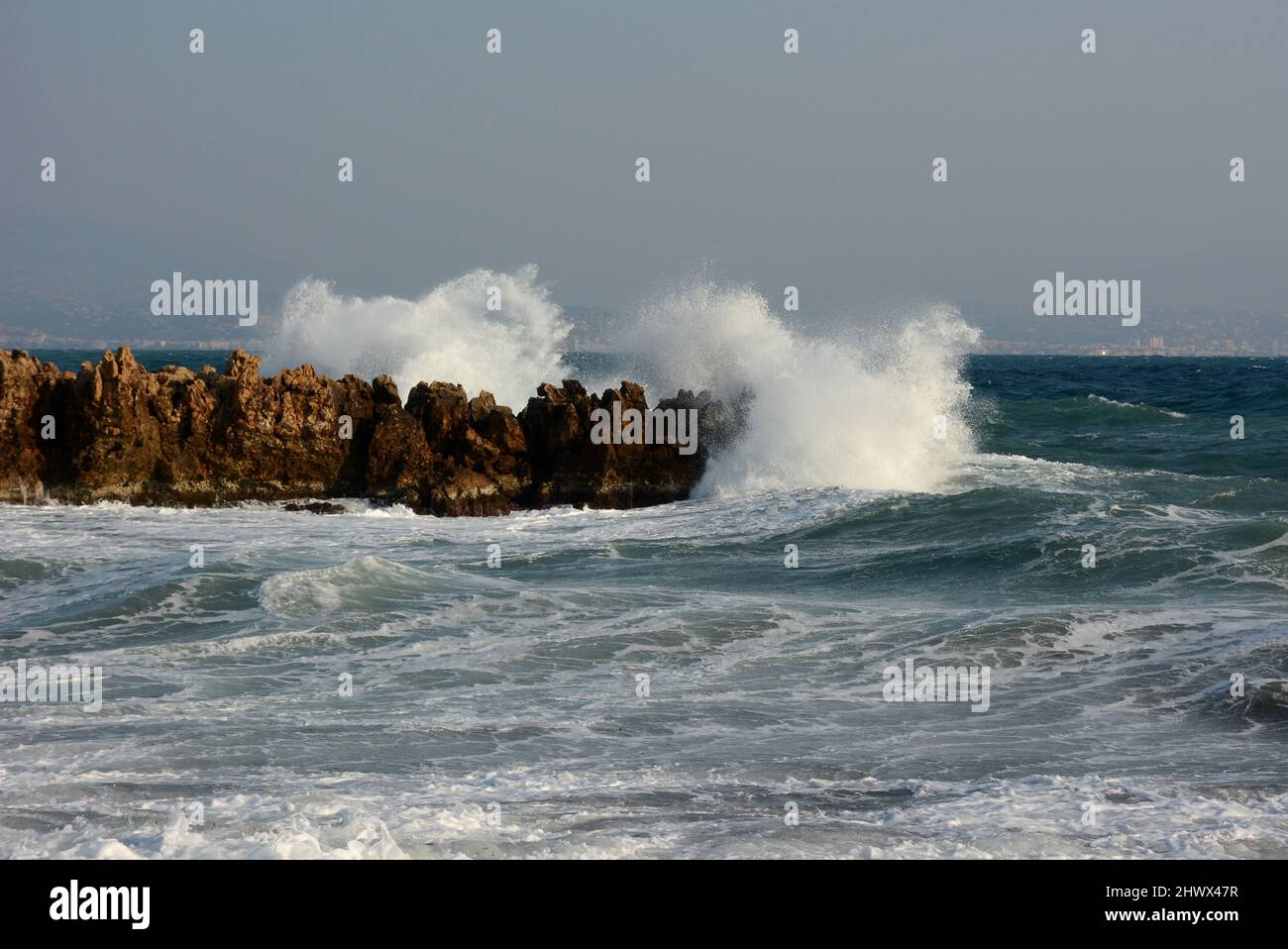 France, côte d'azur, Cap d'Antibes, la Garoupe, par un vent d'est fort des vagues puissantes se brisent sur les rochers Banque D'Images