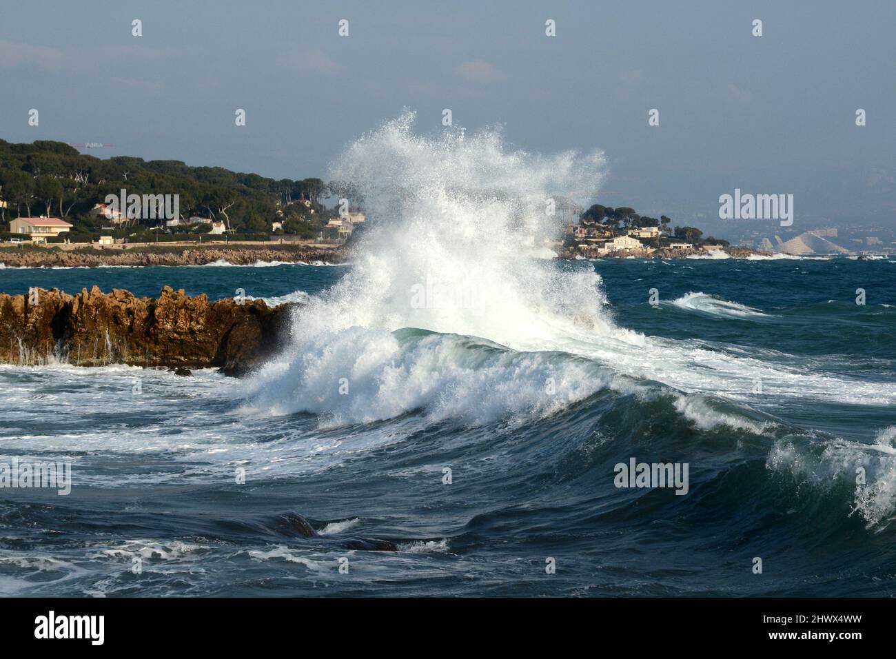 France, côte d'azur, Capo d'Antibes, par un vent d'est fort de puissantes vagues se brisent sur les rochers. Banque D'Images