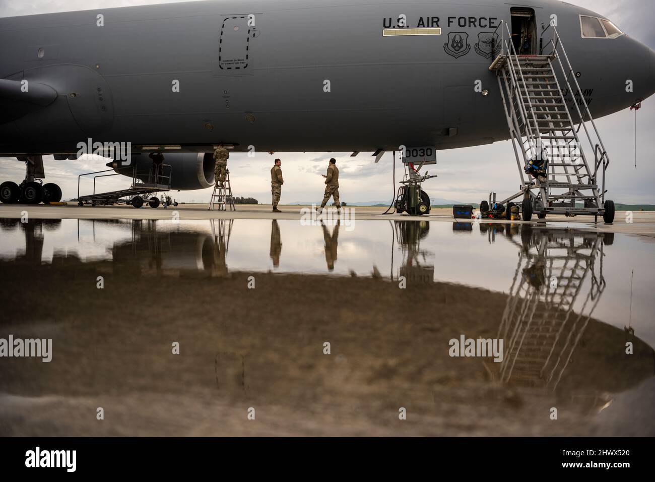 Des aviateurs américains du 660th Aircraft Maintenance Squadron effectuent l'entretien de panneaux lumineux sur une rallonge KC-10 sur la ligne de vol de la base aérienne de Travis, Californie, le 3 mars 2022. Le 660th AMXS est responsable de l'inspection, de l'entretien et de la réparation de 26 avions KC-10 affectés. (É.-U. Photo de la Force aérienne par Nicholas Pilch) Banque D'Images