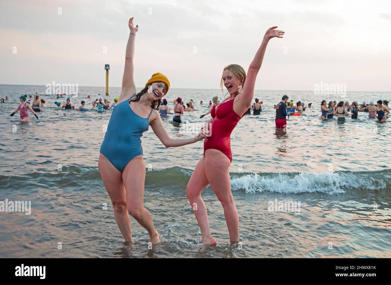 Portobello, Édimbourg, Écosse, Royaume-Uni. Journée internationale de la femme Swimrise DIP. 8th mars 2022. Des centaines de femmes de tous âges se rassemblent au bord de la mer pour recueillir de l'argent pour les associations féminines en nageant dans le Firth of Forth. L'année dernière, en raison des restrictions de Covid, il n'y avait que de petits groupes, année avant 300. Température: Crédit: Nouvelles en direct d'Archwhite/alamy. Banque D'Images