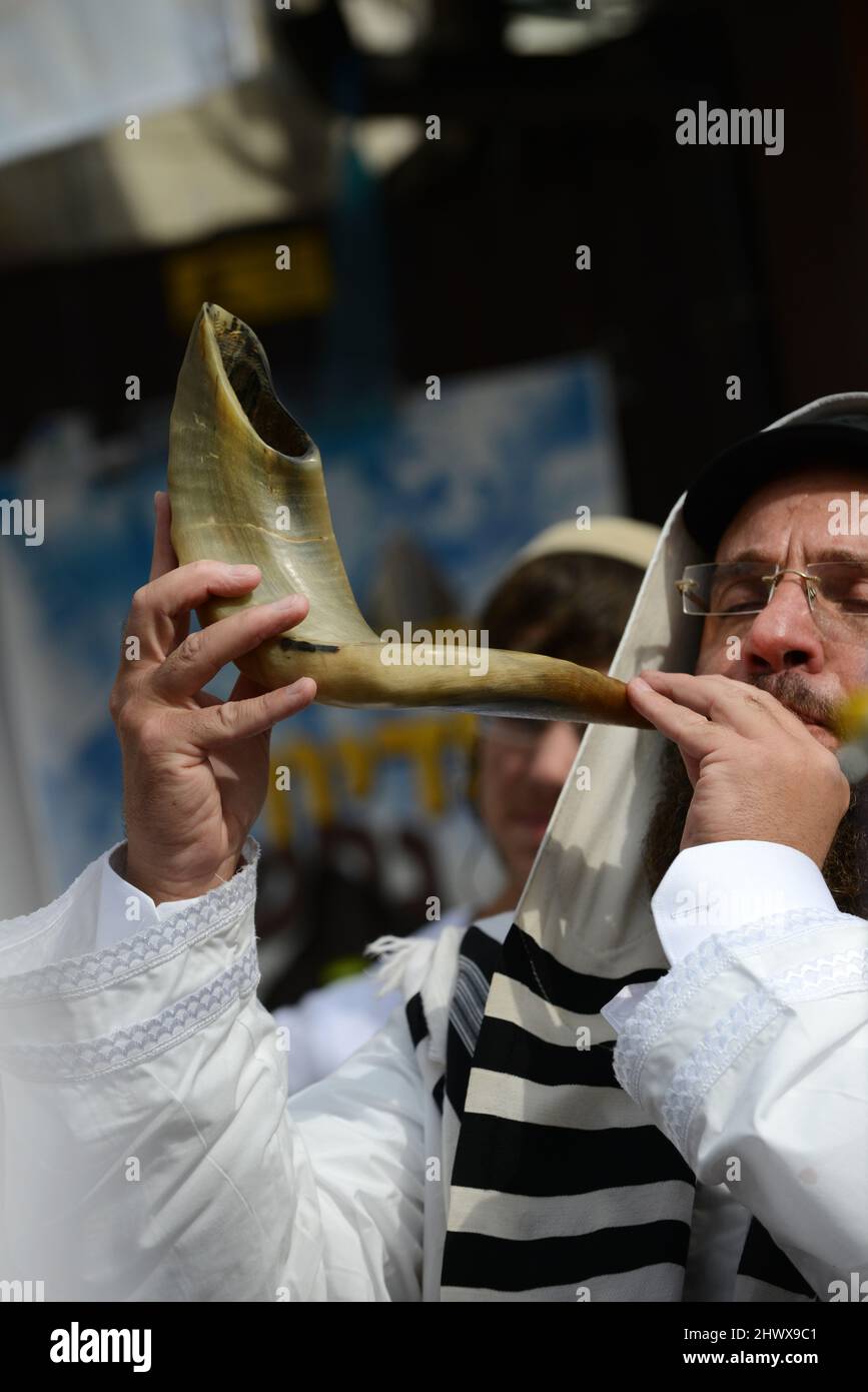 Uman, Ukraine. 21th de septembre 2017. Un juif soufflant le Shofar, pèlerinage juif au lieu Saint de la tombe du Rabi Nachman de Bresslov. Banque D'Images