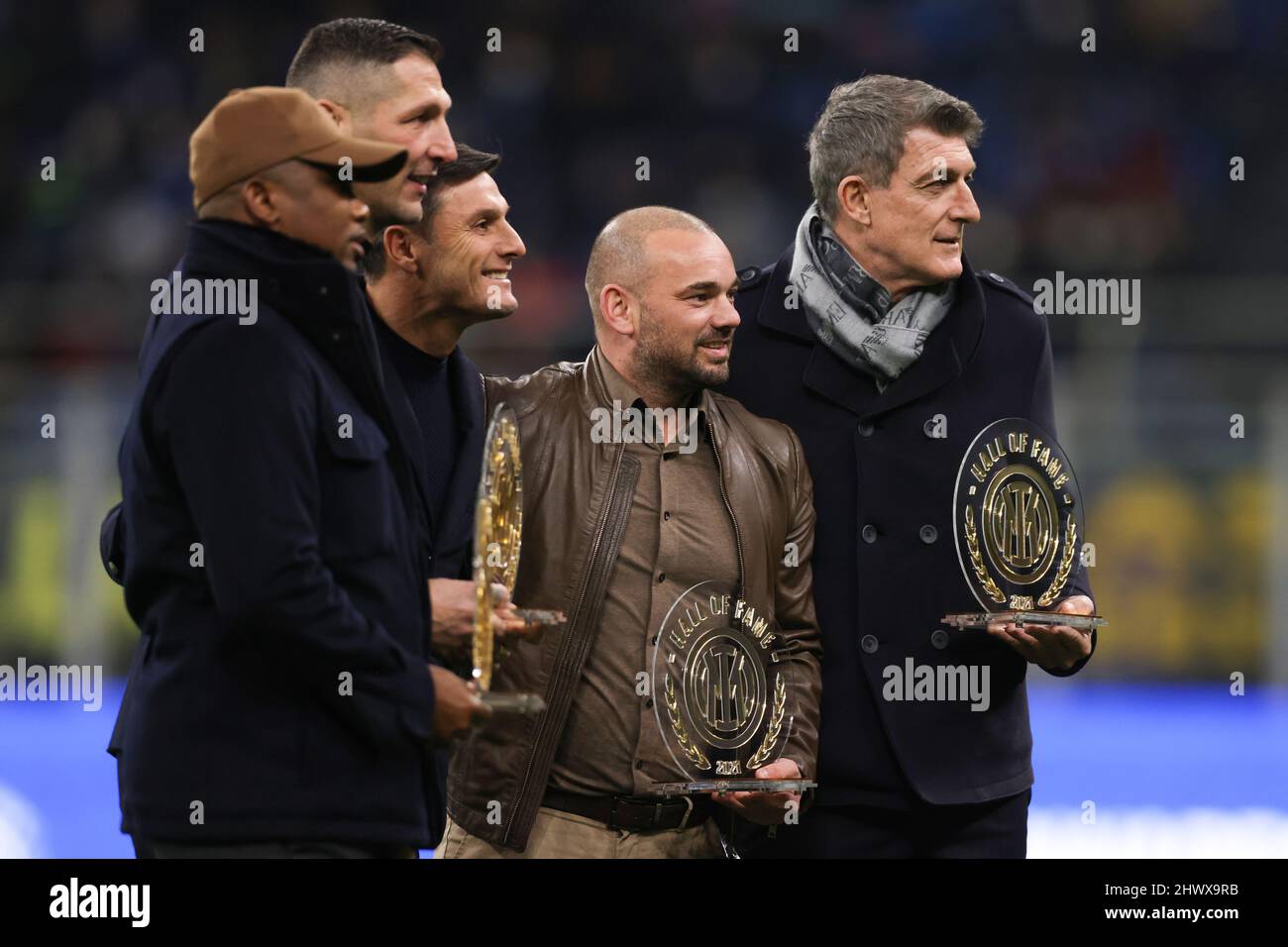 Milan, Italie, 4th mars 2022. Javier Zanetti Vice-président du FC Internazionale pose avec les anciens joueurs Samuel ETO'o, Marco Materazzi, Wesley Sneijder et Gianluca Pagliuca après la remise du prix Hall of Fame avant le match de Serie A à Giuseppe Meazza, Milan. Le crédit photo devrait se lire: Jonathan Moscrop / Sportimage Banque D'Images