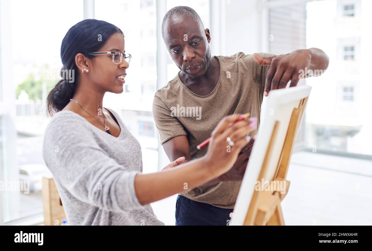 HES le meilleur professeur d'art de la ville. Photo rognée d'une femme parlant à son professeur dans un cours d'art. Banque D'Images