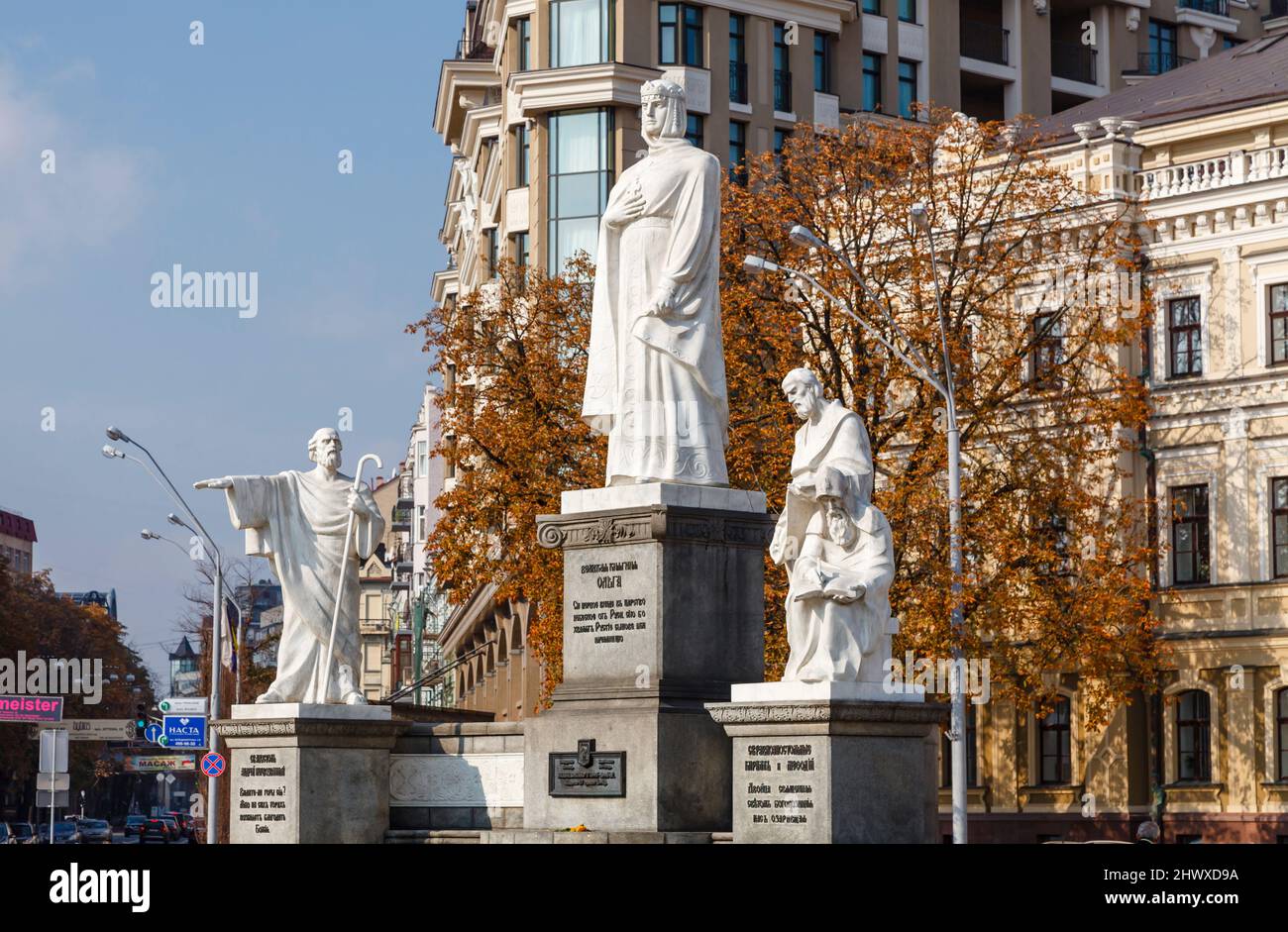 Monument à la Grande Princesse Olga, avec statues de l'Apôtre Andrew, Saint Cyrill et Saint Mephodius, place Saint Michel, Uppertown, Kiev, Ukraine Banque D'Images