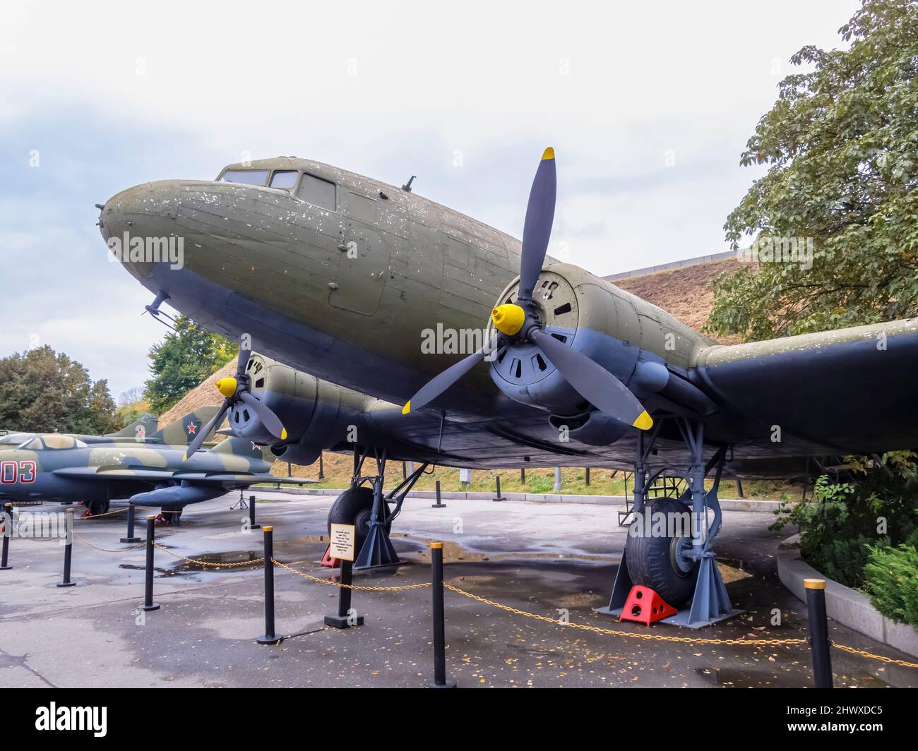 Soviet Lisunov Li-2 bombardier au Musée national de l'histoire de l'Ukraine pendant la Seconde Guerre mondiale (Musée de la Grande Guerre patriotique), Kiev Banque D'Images