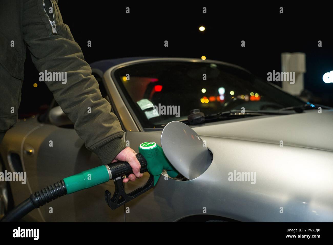 France, Montauban, 2022-03-07. Un homme remplit son porche. Augmentation du prix du carburant en France, photographie de nuit dans les stations-service. Photographie par Patricia Huchot-Boissier / AbacaPress.com. Banque D'Images