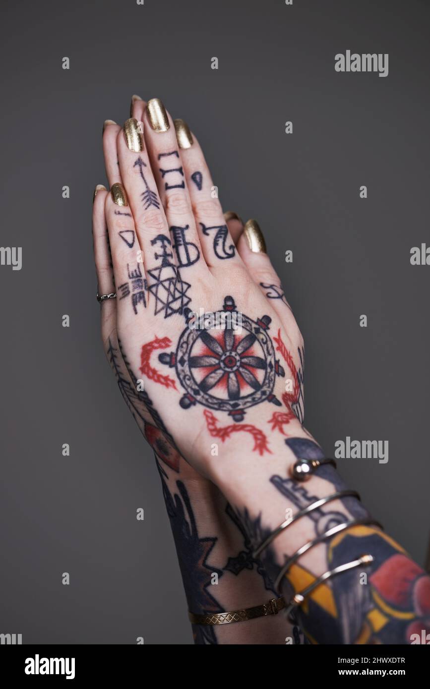 Expression personnelle créative. Un court cliché de mains tatouées. Banque D'Images